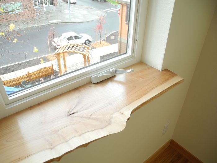 How to decorate a small window sill