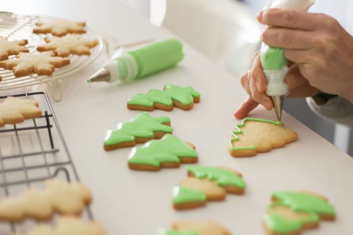 How to start decorating cookies